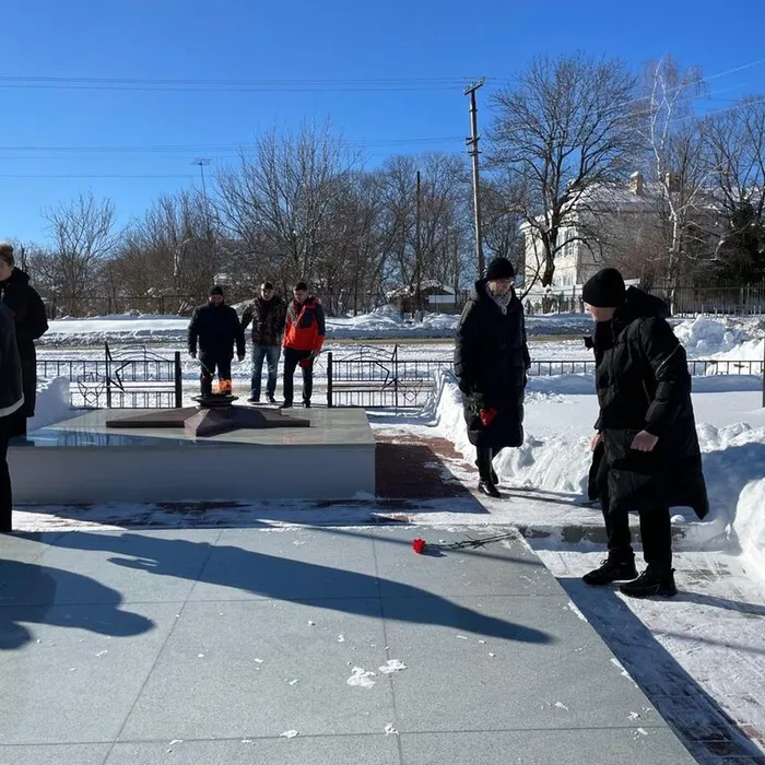 Возложение цветов к мемориалу, посвященное Дню Защитника Отечества